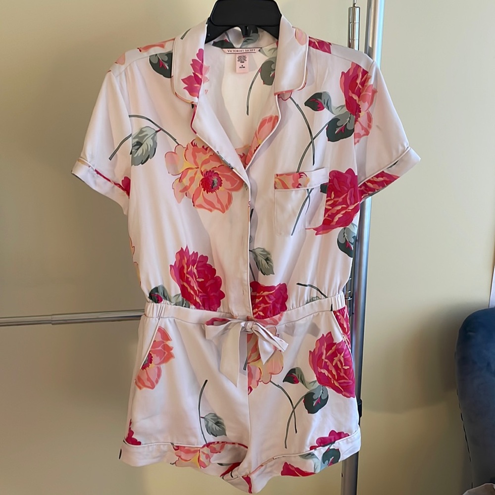 Flower fun M VICTORIAS SECRET Romper 🌸 🌺 ☀️